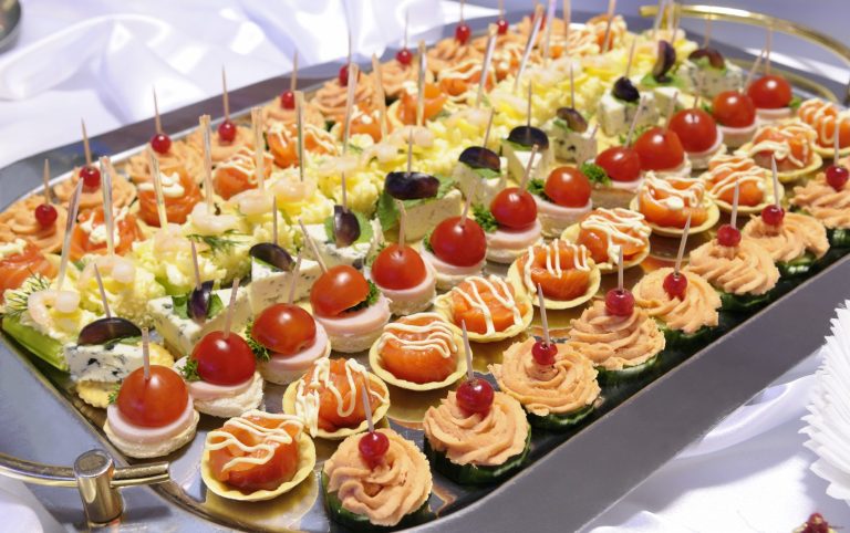 Eventcatering libanesisch mit einer bunten Auswahl an Canapés mit verschiedenen Belägen.