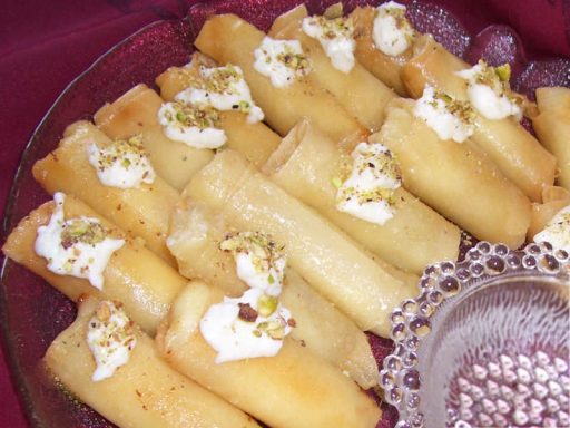 Knusprige Teigröllchen mit reichhaltiger Rahmfüllung und Sirup.