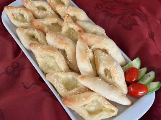 Dreieckige Fattayer-Teigtaschen mit einer cremigen Käsefüllung, vegetarisch.