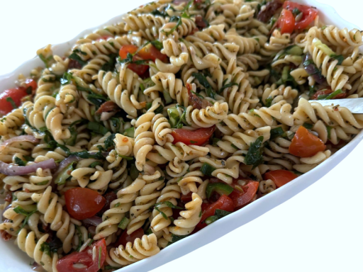 Vegetarisches Catering Berlin mit mediterranem Fusilli-Salat.