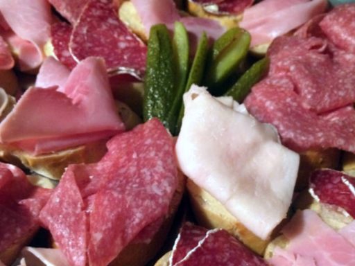 Canapé mit Wurstbelag, herzhaftes europäisches Fingerfood von Al-Layal in Berlin.