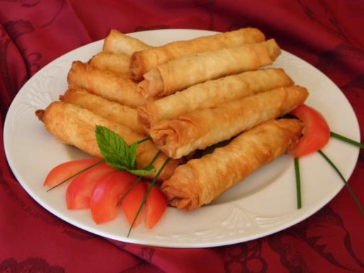 Knusprige, gerollte Rukaket-Teigtaschen gefüllt mit Rindhackfleisch, serviert als orientalisches Fingerfood für Catering in Berlin.
