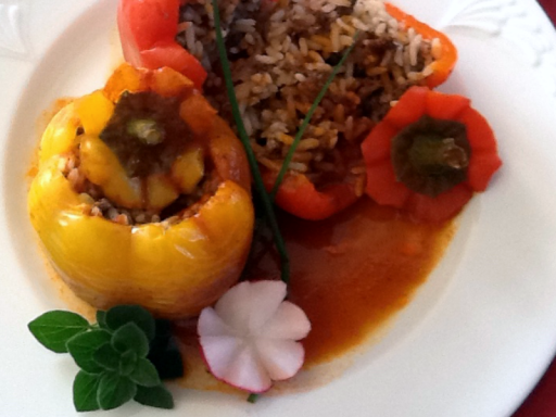 Arabisches Buffet Berlin mit gefüllter Paprika.
