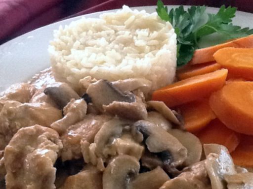 Cremiges Hähnchengeschnetzeltes mit Champignons, eine beliebte europäische Hauptspeise von Al-Layal.