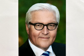 Porträt eines älteren Mannes mit Brille und grauem Haar, seriösem Ausdruck: Er hat die arabische Küche von Al-Layal probiert.