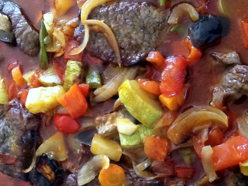 Bunte Gemüsepfanne mit orientalischen Gewürzen, frisch zubereitet.