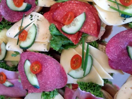 Vielfältig belegte Brötchen als europäisches Fingerfood von Al-Layal.