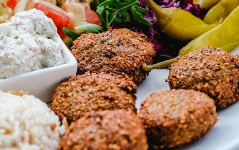 Spezialisiertes Catering Berlin: Vegetarische Falafel, Dips und Reis für private Feiern.