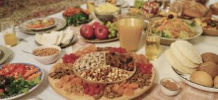 Tisch mit einer vielfältigen Auswahl an libanesischen Mezze-Gerichten.