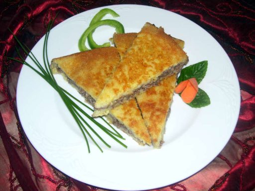 Vegetarische Kebbeh aus Kartoffeln, gefüllt und gebraten, appetitlich angerichtet.