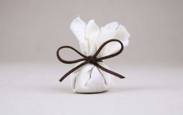 Liebevoll verpackte Gastgeschenke von Al-Layal Catering, bereit zum Verschenken auf einer Hochzeit oder Feier.