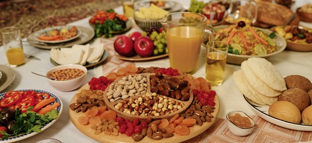 Exklusives Catering Berlin: Ein Tisch voller gesunder Speisen, Obst, Trockenfrüchte und Getränken.