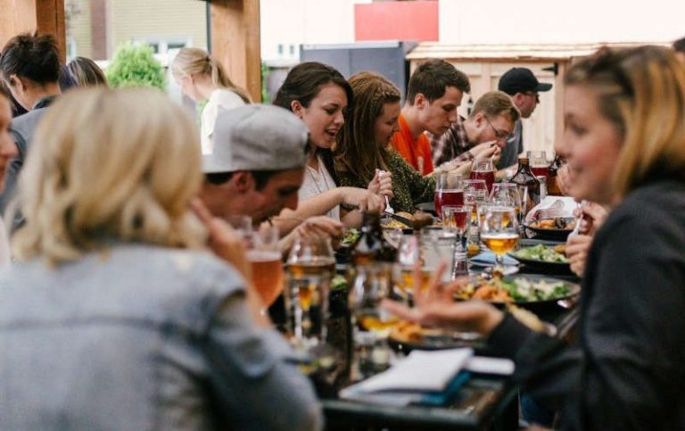 Eventcatering libanesisch: elegantes Buffet für eine Firmenfeier in Berlin.