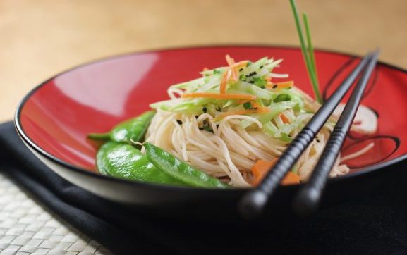 Eine vielfältige Auswahl an veganen Speisen und Optionen, präsentiert für veganes Catering von Al-Layal.