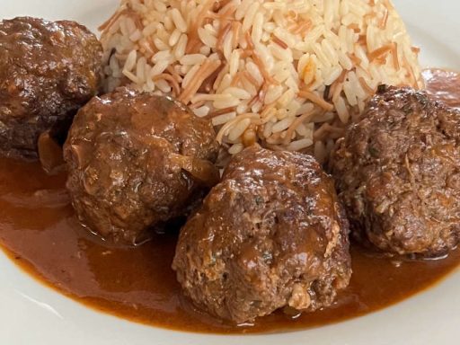 Kleine, gebratene Hackbällchen mit orientalischer Würzung, appetitlich angerichtet.