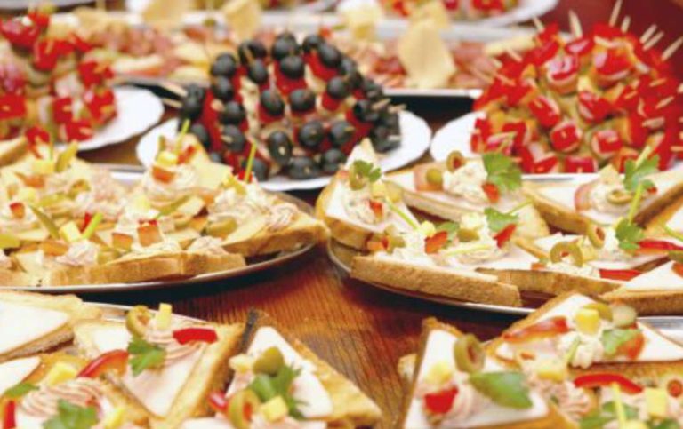 Vielfältiges europäisches Fingerfood und Canapés als Partysnacks in Berlin von Al-Layal Catering: belegte Häppchen und Käseigel.