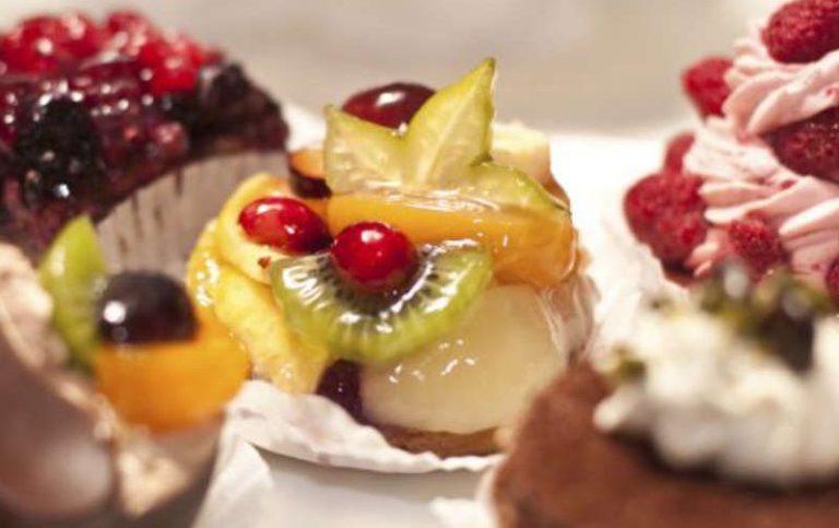 Köstliche europäische Desserts von Al-Layal Catering: Fruchttörtchen und mehr für Ihr Catering in Berlin-Brandenburg.