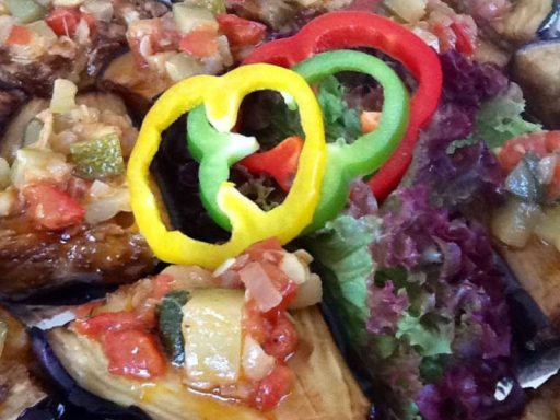 Zarte Auberginen mit Gemüse, als vegane arabische Spezialität.