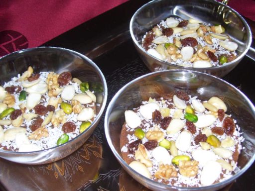 Traditionelles veganes Meghli-Dessert, ein Reis-Pudding mit Kokosraspeln, appetitlich in einer Schale präsentiert.