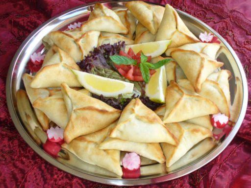 Kleine, dreieckige Teigtaschen (Fattayer) mit würziger Spinatfüllung, perfekt als vegane Hauptspeisen-Ergänzung oder Snack.