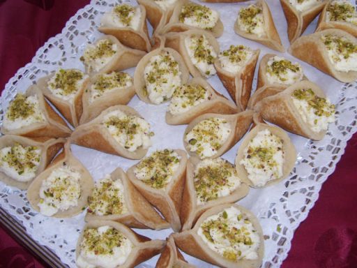 Atayef-Pfannkuchen, gefüllt mit Nuss- oder Käsecreme, mit Sirup beträufelt.