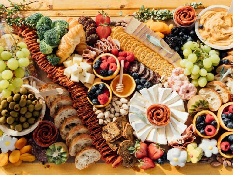 Umfassendes europäisches Buffet von Al-Layal Catering in Berlin mit Käse, Wurst, Brot und frischen Früchten – perfekt für Ihr Event.