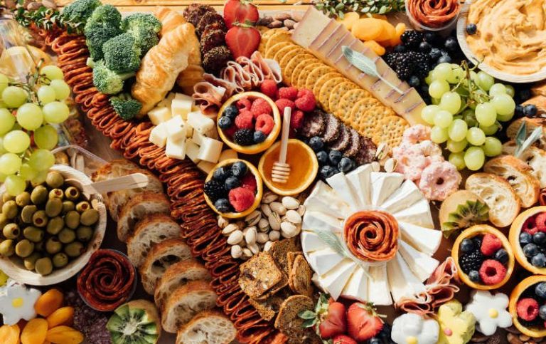 Umfassendes europäisches Buffet von Al-Layal Catering in Berlin mit Käse, Wurst, Brot und frischen Früchten – perfekt für Ihr Event.