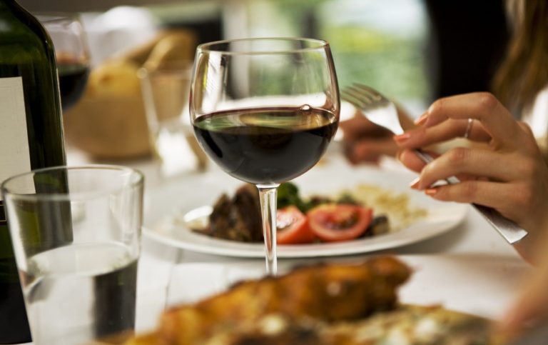 Eventcatering libanesisch mit elegantem Abendessen und Rotwein.