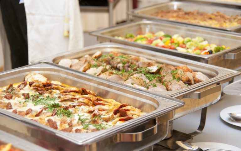Hochzeit-Catering Berlin mit drei Buffetplatten mit verschiedenen Gerichten, darunter Fleisch und Salat.