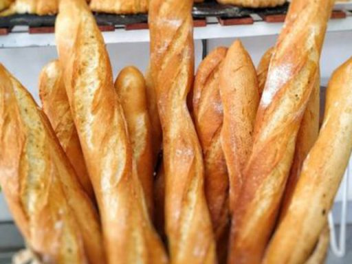 Knusprig frisches Baguette – vegetarische Backkunst aus Europa.