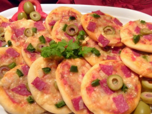 Bunte Party-Pizza, eine beliebte europäische Hauptspeise von Al-Layal.