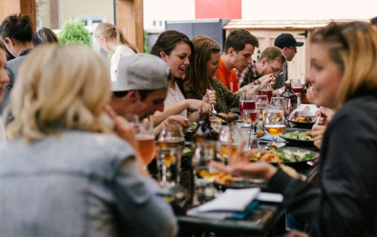 Elegantes Buffet und professioneller Service auf einer lebhaften Firmenfeier, vorbereitet von Al-Layal Event-Catering Berlin.
