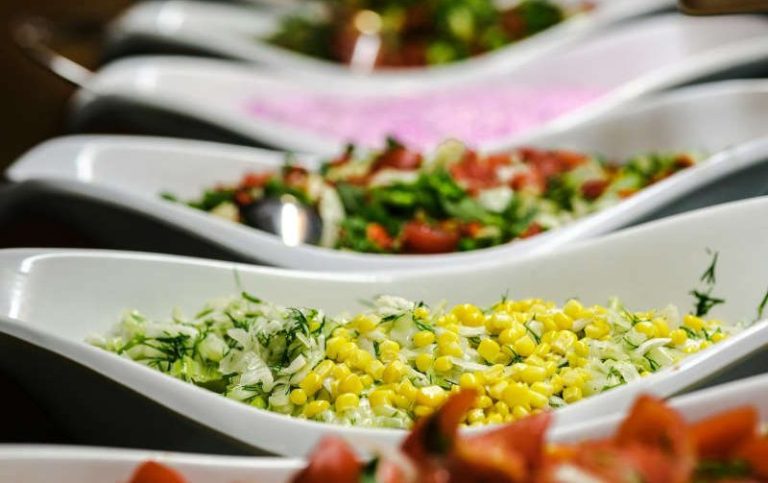 Buffet mit bunten veganen Speisen in Schalen von Al-Layal Partyservice & Catering Berlin-Brandenburg.