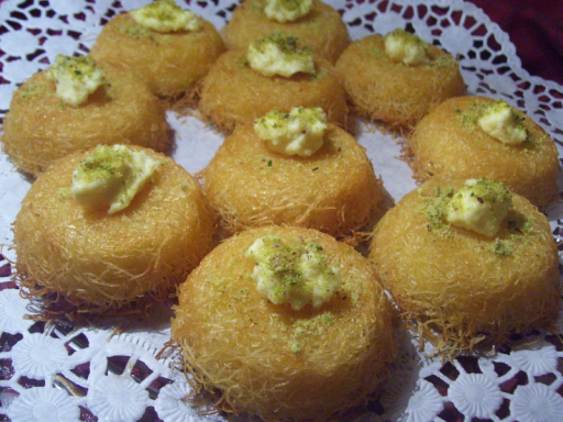 Arabische Desserts-Catering mit Mini-Törtchen aus Fadenteig.
