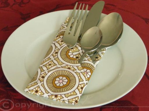 Ein komplettes Besteckset aus silbernem Besteck, bestehend aus Messern, Gabeln und Löffeln (groß und klein), von Al-Layal Catering.