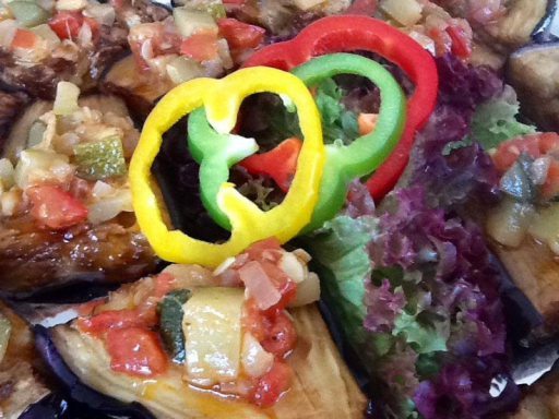 Halal-Catering Berlin mit Auberginenpfanne.