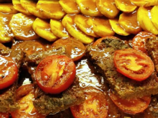 Kafta in würziger Tomatensoße, mit frischen Kräutern.