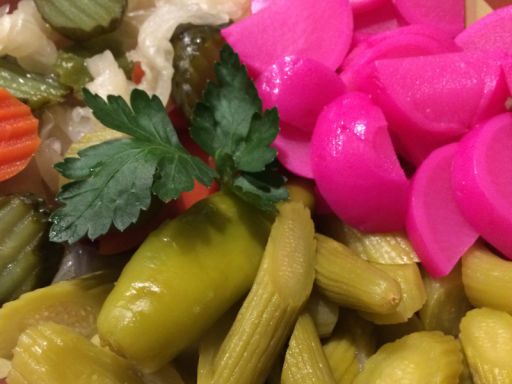 Halal-Catering Berlin mit eingelegtem Gemüse.