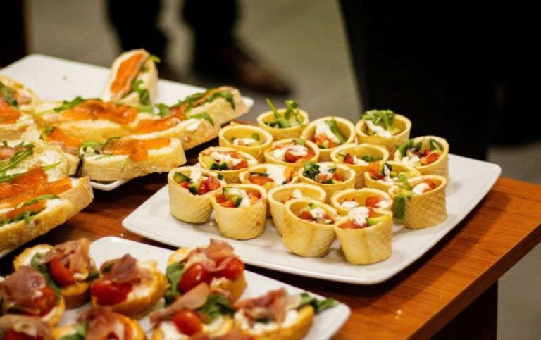 Business-Catering Berlin: Elegantes Fingerfood bei einem Empfang oder einer Firmenfeier.