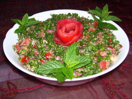 Frischer grüner Taboulé-Salat mit viel Petersilie, feinem Bulgur, Tomaten und Minze, als vegane Option.