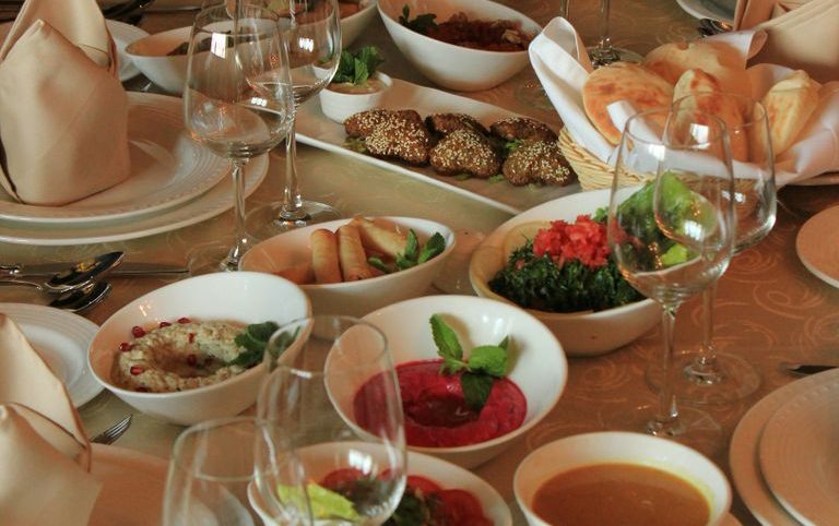 Collage von Al-Layal Mezze Catering Berlin zeigt verschiedene orientalische Vorspeisen, Dips und kleine Häppchen.