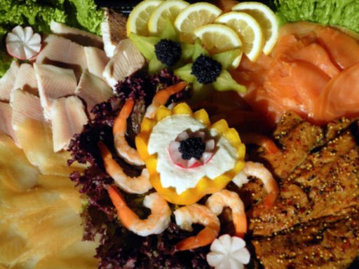 Appetitliche Fischplatte mit verschiedenen Fischspezialitäten, eine europäische kalte Platte von Al-Layal.