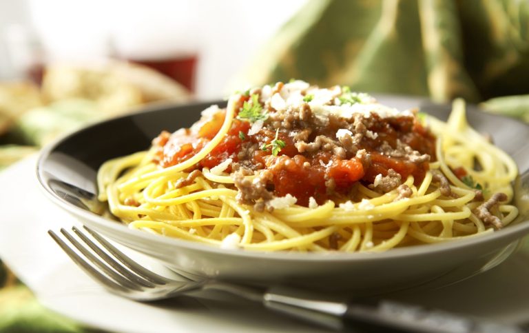 Orientalisches Buffet Berlin mit Spaghetti und Tomatensauce, Hackfleisch und frischen Kräutern.