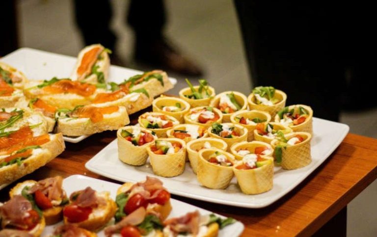 Elegantes Buffet auf einer stilvollen Firmenfeier, professionell cateriert von Al-Layal Business-Catering Berlin.