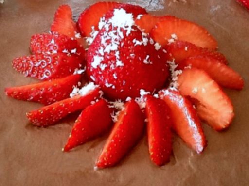 Cremige Mousse au Chocolat, ein luxuriöses europäisches Dessert von Al-Layal.