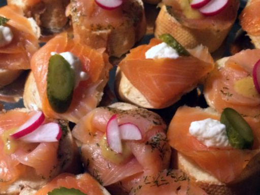 Canapé mit Lachsbelag, frisches europäisches Fingerfood von Al-Layal in Berlin.