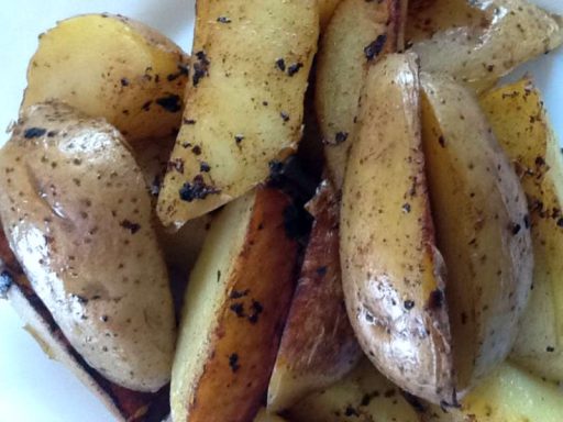 Goldbraun geröstete Kartoffelwürfel mit Rosmarin und orientalischen Gewürzen (Batata Rosmarin), als vegane Beilage.