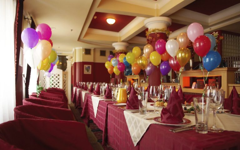 Familienfeiern-Catering mit festlich dekoriertem Raum und bunten Luftballons.