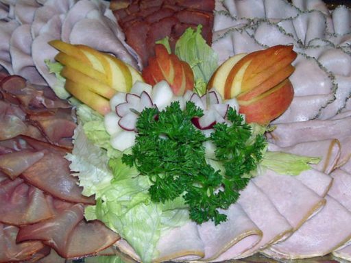 Vielfältige Wurstplatte, eine herzhafte europäische kalte Platte von Al-Layal.