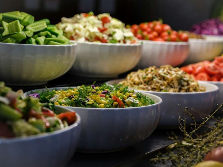 Vielfältige vegane Speisen von Al-Layal Catering in Berlin: frische Salate und bunte Gemüsegerichte für Ihr Event.
